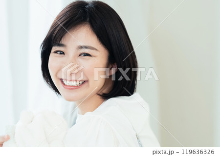 赤ちゃんを抱く女性 119636326