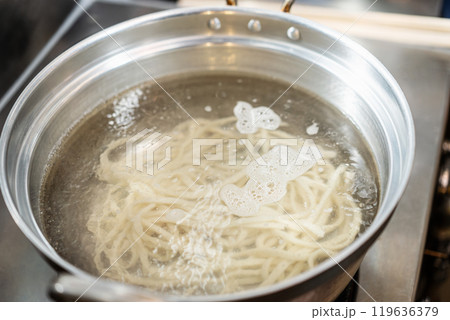 うどんを茹でる うどんを茹でる 119636379