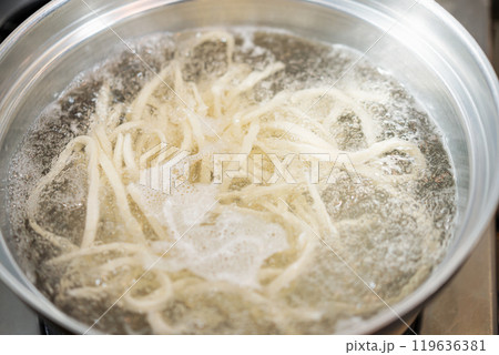 うどんを茹でる うどんを茹でる 119636381