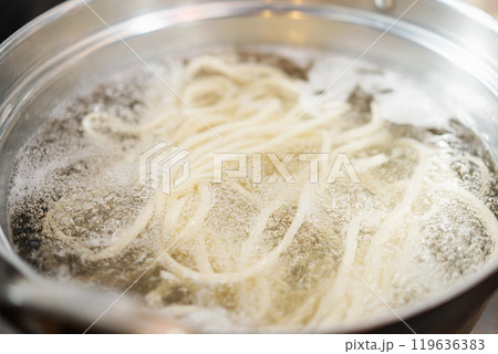 うどんを茹でる うどんを茹でる 119636383