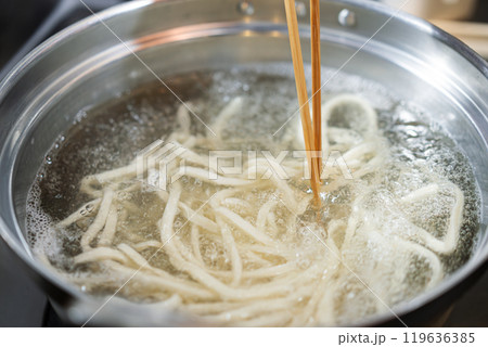 うどんを茹でる うどんを茹でる 119636385