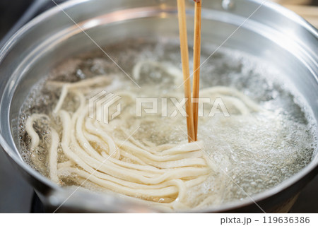 うどんを茹でる 119636386