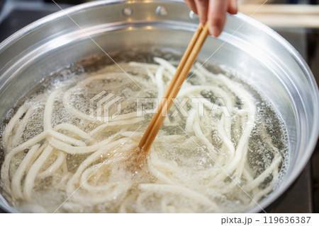 うどんを茹でる うどんを茹でる 119636387