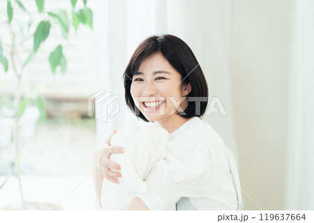 赤ちゃんを抱く女性 赤ちゃんを抱く女性 119637664