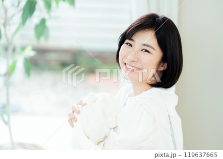 赤ちゃんを抱く女性 赤ちゃんを抱く女性 119637665