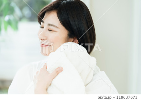 赤ちゃんを抱く女性 赤ちゃんを抱く女性 119637673