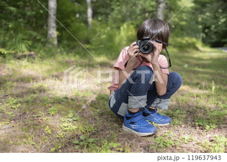 森の中でカメラを構えて撮影する子供 119637943