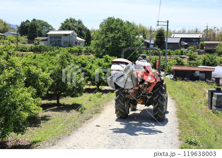 山の辺の道を走るトラクター 119638003