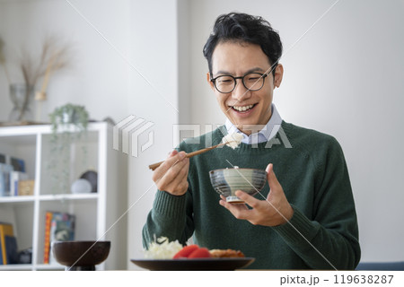 ごはんを食べるアラフォーの男性 ごはんを食べるアラフォーの男性 119638287