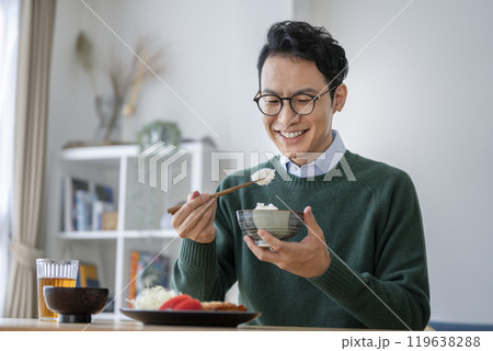 ごはんを食べる30代後半の男性 ごはんを食べる30代後半の男性 119638288