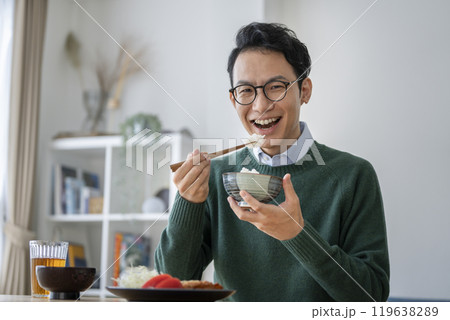 ごはんを食べる30代後半の男性　カメラ目線 119638289