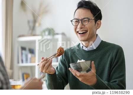 ごはんを食べる30代後半の男性 119638290