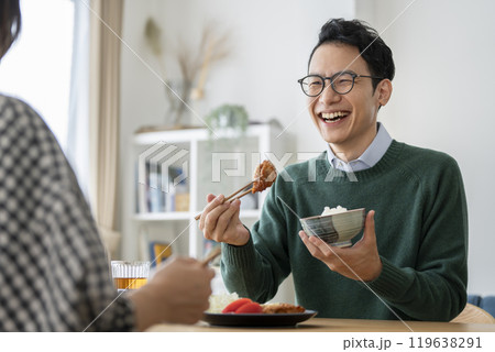 食卓で食事をする30代後半の男性 119638291