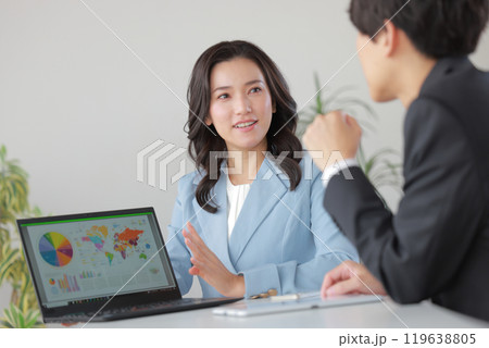 海外展開について打ち合わせるビジネスパーソン男女_1 海外展開について打ち合わせるビジネスパーソン男女_1 119638805