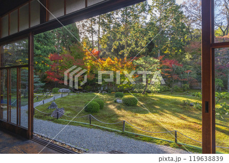 京都　臥雲山即宗院　紅葉に包まれた庭園 119638839