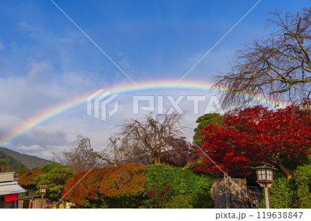 嵐山　渡月橋周辺に大きな虹が架かる 119638847