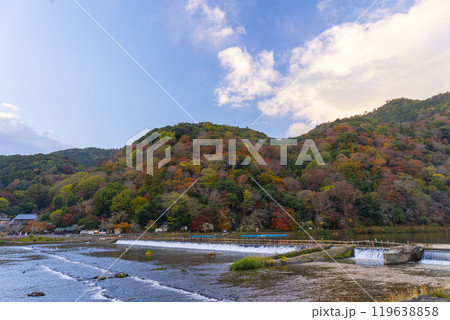 秋の嵐山渡月橋周辺 背後に紅葉した山々が見える 秋の嵐山渡月橋周辺 背後に紅葉した山々が見える 119638858