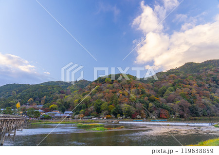 秋の嵐山渡月橋周辺　背後に紅葉した山々が見える 119638859