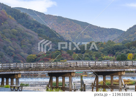 秋の嵐山渡月橋 背後に紅葉した山々が見える 秋の嵐山渡月橋 背後に紅葉した山々が見える 119638861