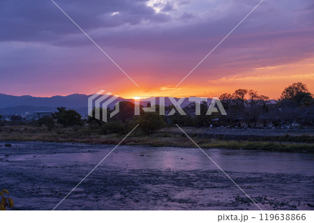 朝日が昇り桂川を照らす秋の早朝 119638866