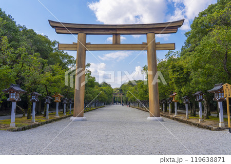 橿原神宮 第一鳥居から真っすぐ伸びる表参道 橿原神宮 第一鳥居から真っすぐ伸びる表参道 119638871