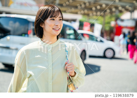 サービスエリアに立ち寄る女性　ドライブ中の休憩 119638879