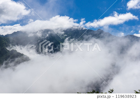 雲に覆われた槍ヶ岳 北アルプスの双六岳の登山 雲に覆われた槍ヶ岳 北アルプスの双六岳の登山 119638923