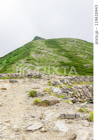 双六小屋から樅沢岳を登る 北アルプスの双六岳の登山 双六小屋から樅沢岳を登る 北アルプスの双六岳の登山 119638943