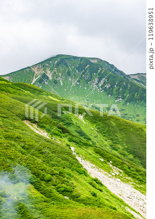 双六小屋から見る丸山 北アルプスの双六岳の登山 双六小屋から見る丸山 北アルプスの双六岳の登山 119638951