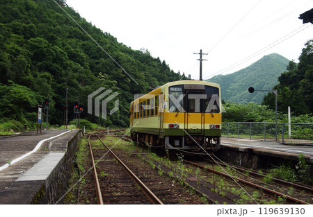 山奥の駅に停車しているローカル線の列車 119639130