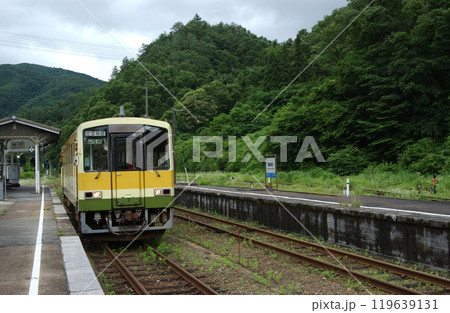 山奥の駅に停車しているローカル線の列車 119639131