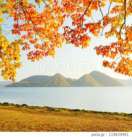 北海道の絶景 秋の洞爺湖 夕日が見える渚公園 119639461