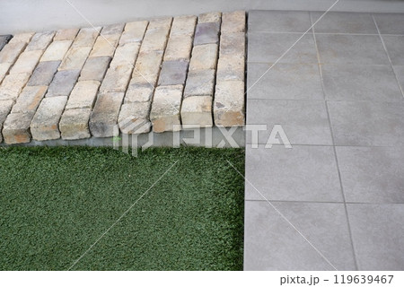 レンガと人工芝 119639467