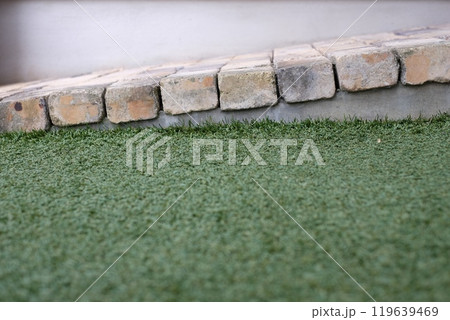 レンガと人工芝 119639469