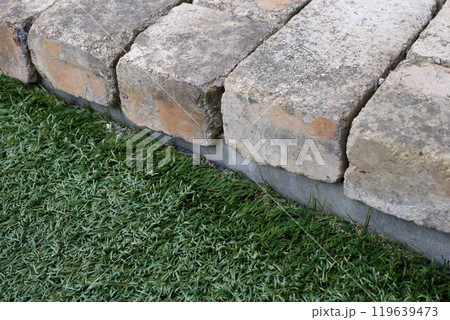 レンガと人工芝 119639473