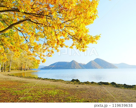 北海道の絶景 秋の洞爺湖 夕日が見える渚公園 119639638
