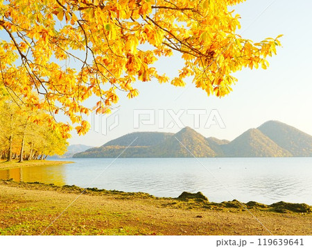 北海道の絶景 秋の洞爺湖 夕日が見える渚公園 119639641