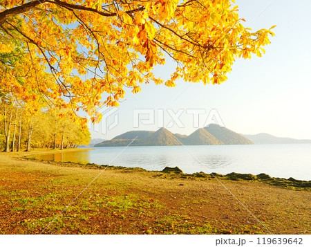 北海道の絶景 秋の洞爺湖 夕日が見える渚公園 119639642