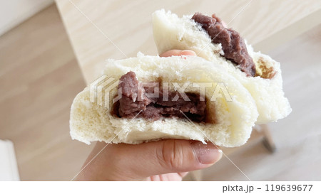 半分に割ったあんまん 119639677