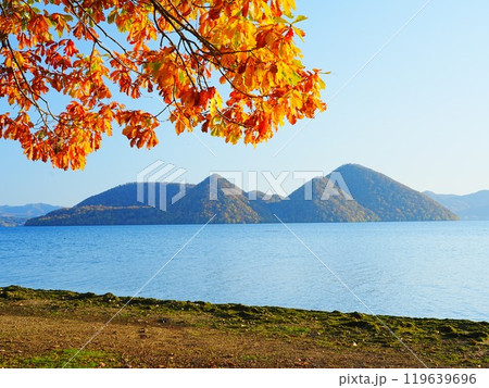 北海道の絶景 秋の洞爺湖 夕日が見える渚公園 119639696