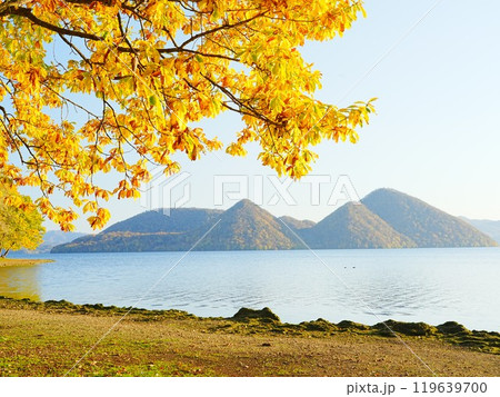 北海道の絶景 秋の洞爺湖 夕日が見える渚公園 119639700