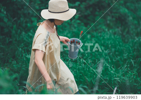 お花農園の花摘みに向かう女性 119639903