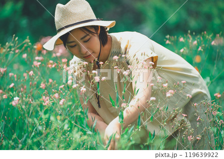 お花畑でサポナリアを摘む女性 お花畑でサポナリアを摘む女性 119639922