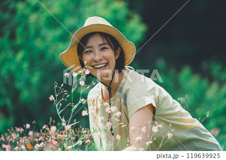 お花畑でサポナリアを摘む女性 お花畑でサポナリアを摘む女性 119639925
