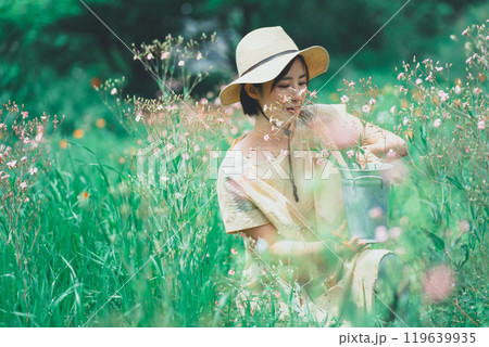 お花畑でサポナリアを摘む女性 119639935