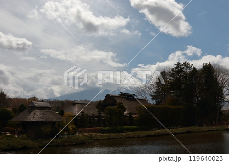 山梨県忍野八海 119640023