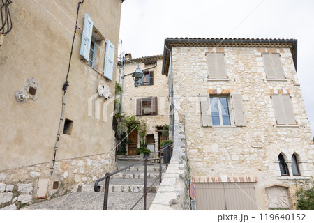 南フランスのサンポールドヴァンス、小さな村の路地の風景 119640152