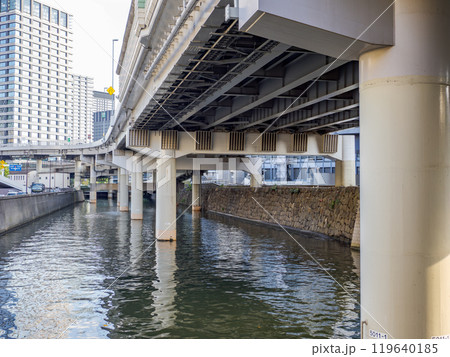 首都高速道路の高架下を流れる日本橋川と江戸時代の石垣 首都高速道路の高架下を流れる日本橋川と江戸時代の石垣 119640185