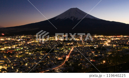 富士吉田市 新倉山浅間公園から見た富士山と街並み 富士吉田市 新倉山浅間公園から見た富士山と街並み 119640225