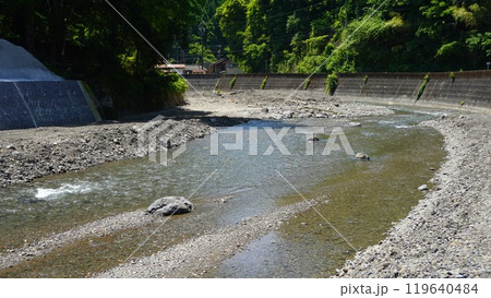 災害復旧工事が完了した不動川沿いの崖(静岡県浜松市天竜区) 災害復旧工事が完了した不動川沿いの崖(静岡県浜松市天竜区) 119640484